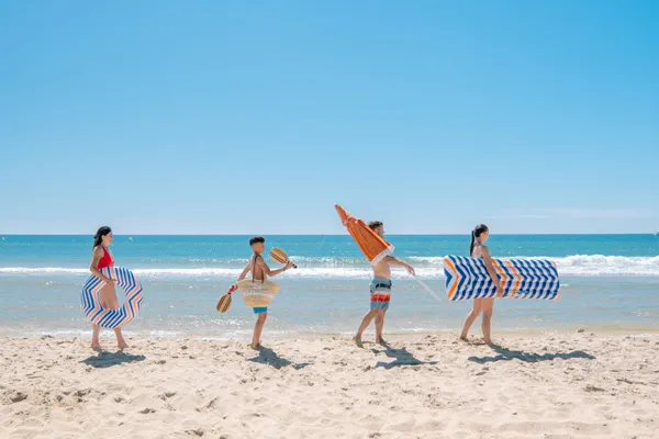 Famille en vacances sur la plage des Méditerranées à Marseillan-Plage