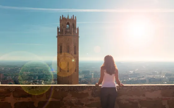 Junge Touristin betrachtet die alte Kathedrale „Seu Vella“ in Lleida, Lérida, Katalonien, Spanien