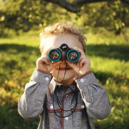 Kleiner Junge mit Fernglas