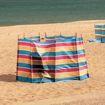 Buntgestreifter Windschutz am Strand
