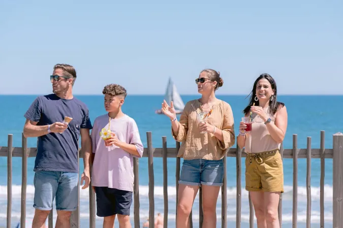 Vacanciers profitant d’un moment convivial face à la mer aux Méditerranées à Marseillan-Plage