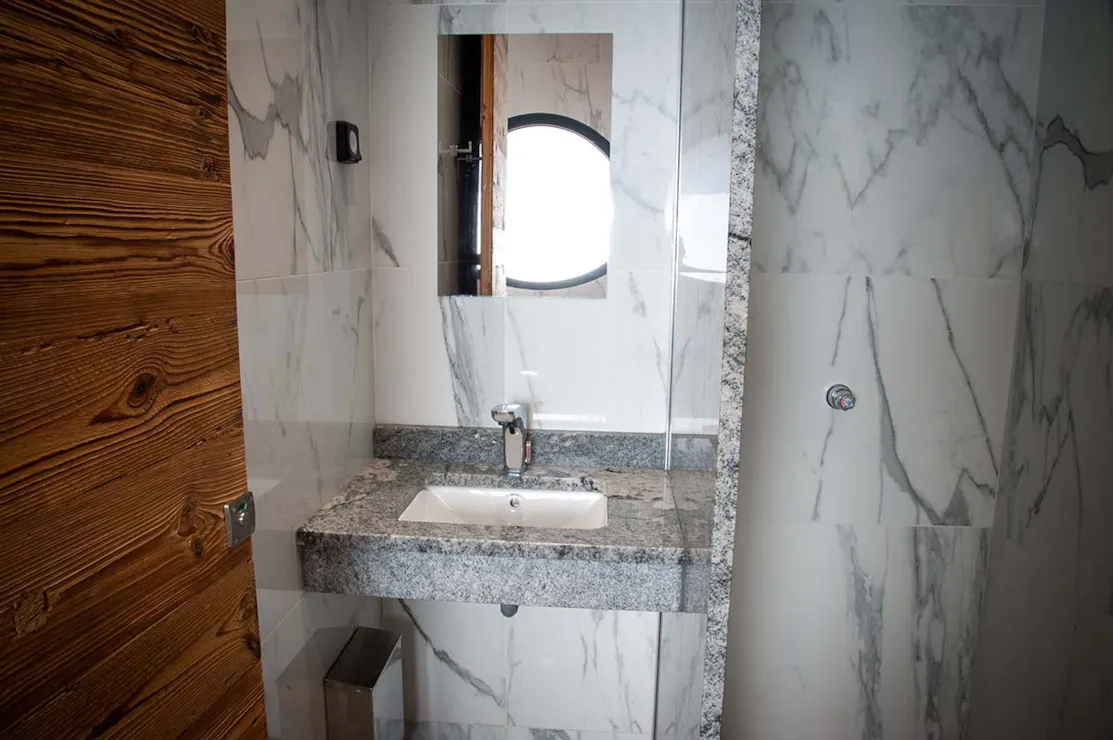 Douche en wastafel in het sanitairgebouw van Beach Garden in Marseillan-Plage