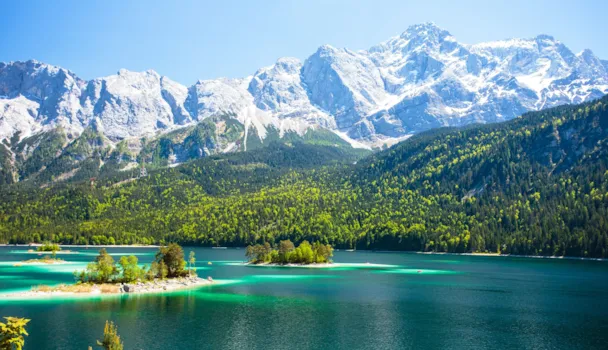 Blick auf den Eibsee in den bayerischen Alpen, Deutschland