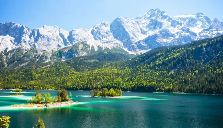 Blick auf den Eibsee in den bayerischen Alpen, Deutschland