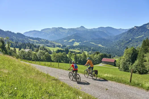 Ältere Freundinnen mit Mountainbikes in den bayerischen Alpen, Deutschland