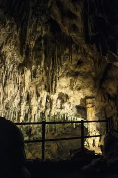Felsformationen, Stalaktiten und Stalagmiten in den Barać-Höhlen in der Region der Plitvicer Seen, Kroatien