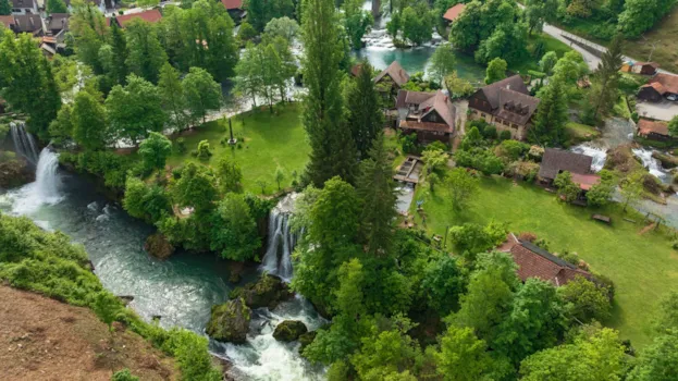 Luftaufnahme von Rastoke Slunj, historisches Mühlen-Dorf in Kroatien, nahe dem Nationalpark Plitvicer Seen gelegen