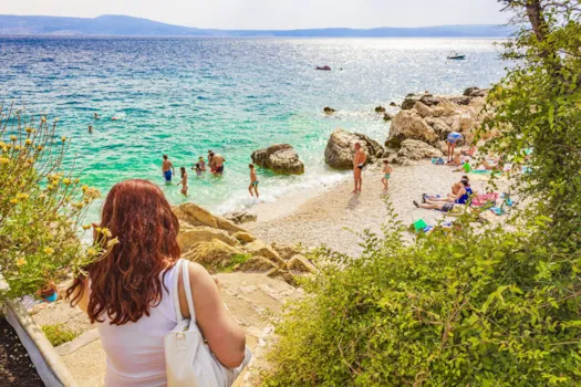 Touristen am Strand in Novi Vinodolski, Kvarner, Kroatien