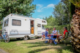 Parcela - Paquete Parcela Confort Caravana - Autocaravana - Camping Atlantica