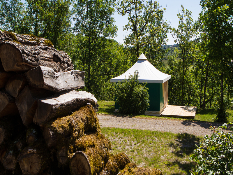 Location - Tente Confort - 2 Chambres - Sans Sanitaires – Sans Cuisine - Camping Castel Domaine de la Faurie