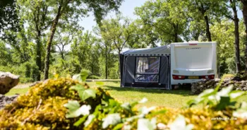 Stellplatz - Premium Stellplatz & Strom 10A - Camping Domaine de la Faurie 