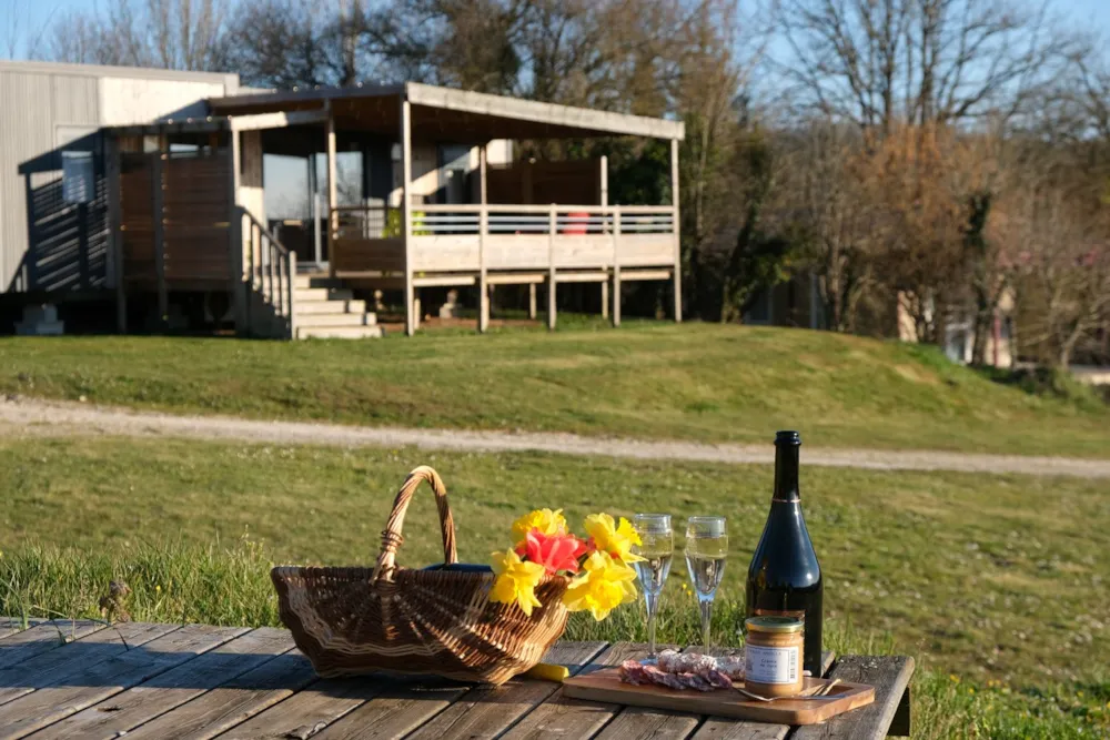Location - Mobil-Home Exclusif - 3 Chambres - Jacuzzi & Vue Vallée - Camping Domaine de la Faurie 