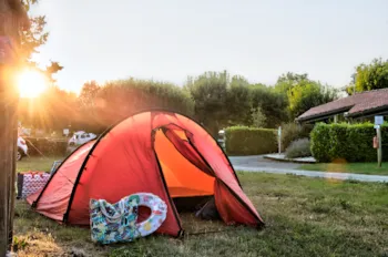 Stellplatz - Stellplatz Confort (Zelt, Wohnwagen, Wohnmobil / 1 Auto / Strom 10A) - Flower Camping Les Ondines