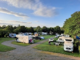 Pitch - Package 1 Caravan Or 1 Motorhome L Sup. 6M - Camping Du Colombier