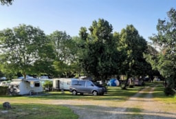 Stellplatz - Paket 1 Wohnwagen Oder 1 Wohnmobil L Inf 6M - Camping Du Colombier