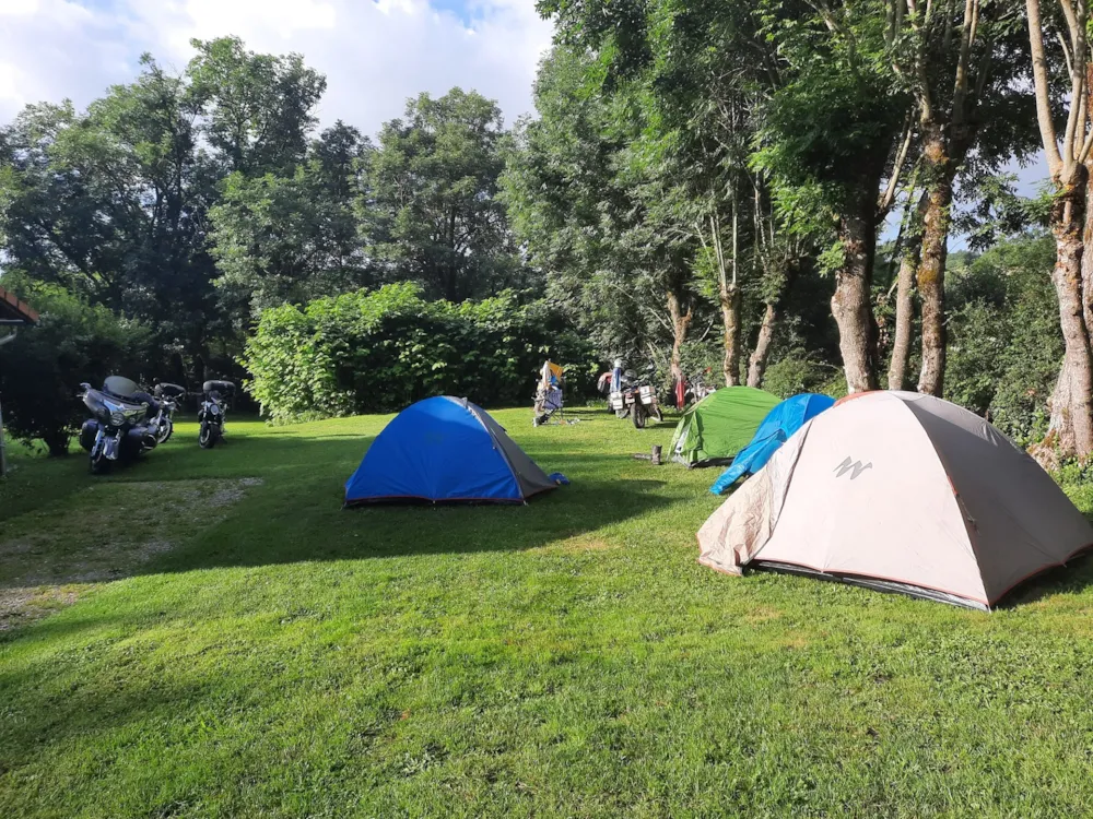 Emplacement - Emplacement Sans Électricité Tente Ou 1 Van Ou 1 Fourgon Aménagé - Camping Du Colombier