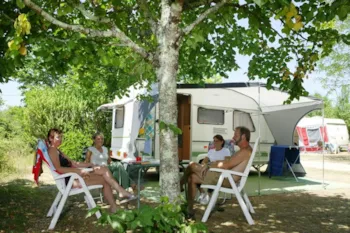 Stellplatz - Comfort Stellplatz - 2 Pers. Im Preis Enthalten - Domaine de La Paille Basse