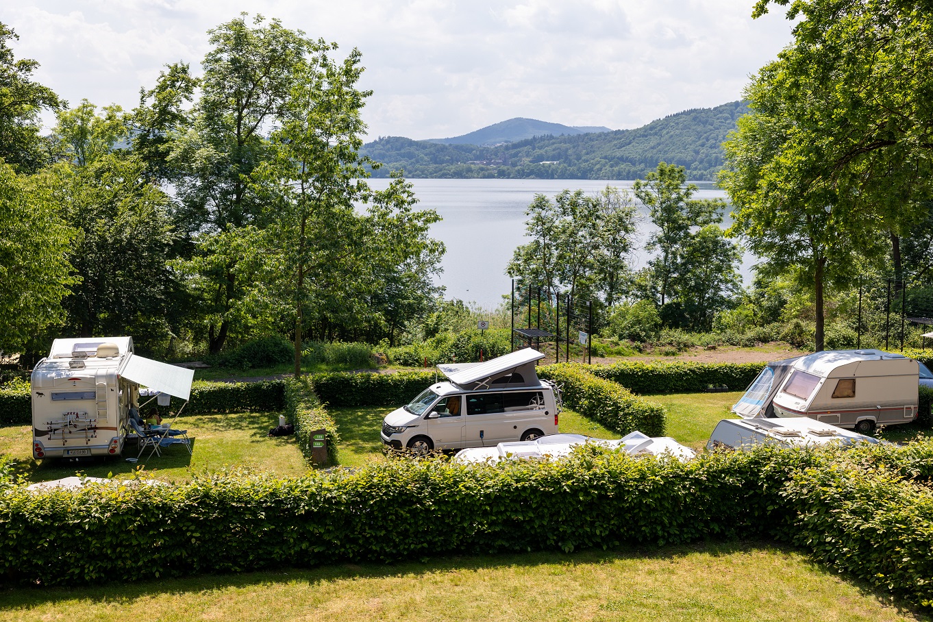 Emplacement - Emplacement De Camping Avec Vue Sur Le Lac - RCN Vakantiepark Laacher See