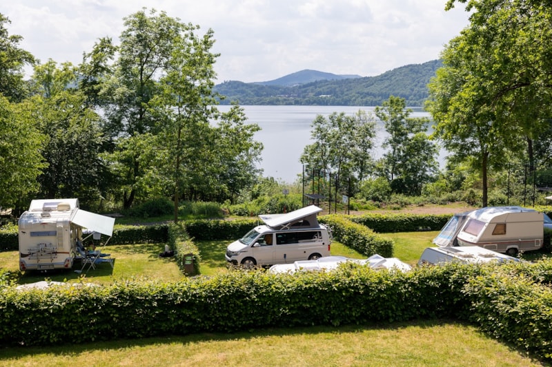 Emplacement de camping avec vue sur le lac
