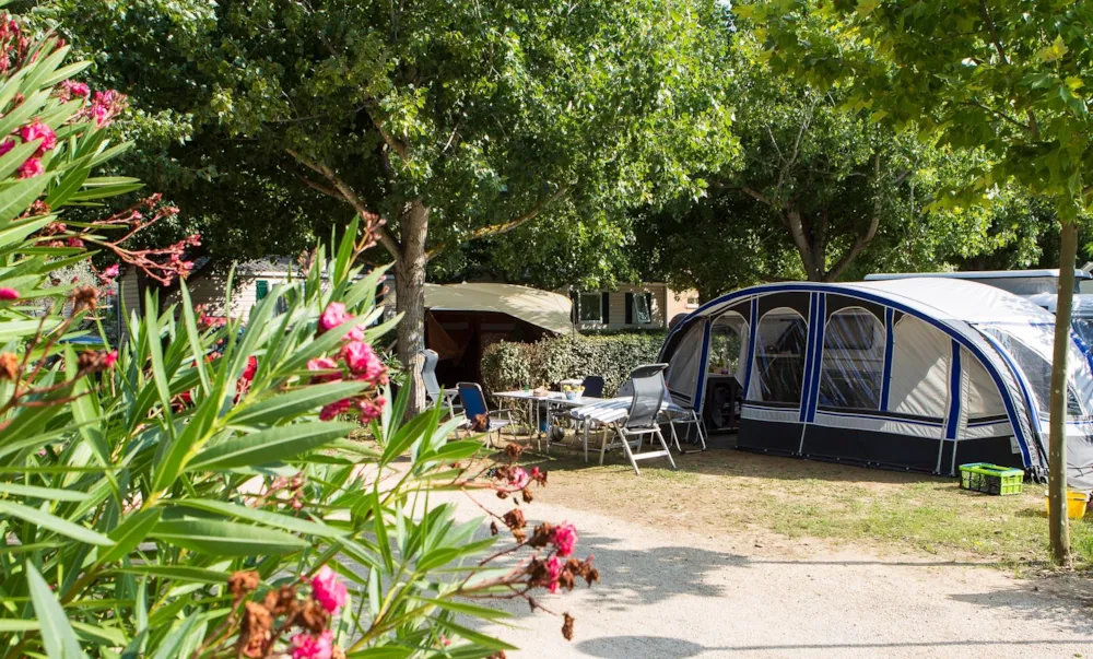 Emplacement - Emplacement Classique : Tente, Caravane Ou Camping-Car + 1 Véhicule + Électricité - Camping Paradis Les Amarines