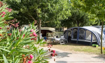 Emplacement - Emplacement Classique : Tente, Caravane Ou Camping-Car + 1 Véhicule + Électricité - Camping Paradis Les Amarines