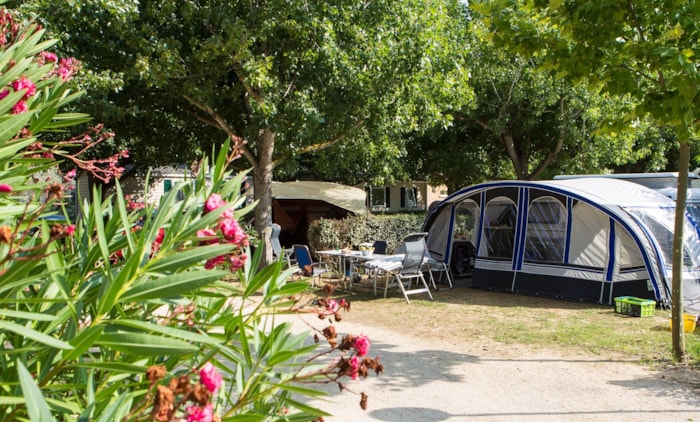 Emplacement Classique : Tente, Caravane Ou Camping-Car + 1 Véhicule + Électricité