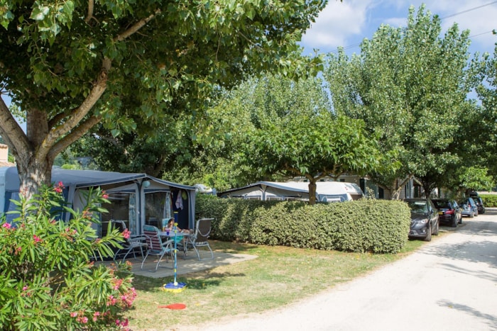 Emplacement Classique : Tente, Caravane Ou Camping-Car + 1 Véhicule + Électricité