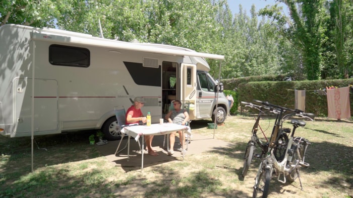 Emplacement Premium : Tente, Caravane Ou Camping-Car + 1 Véhicule + Électricité