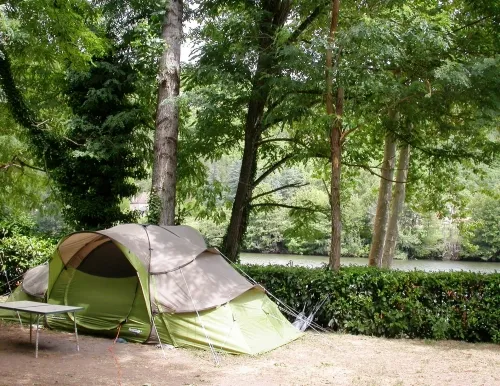 Emplacement Privilège 130M² (1 Tente, Caravane Ou Camping-Car / 1 Voiture / Électricité + Eau)