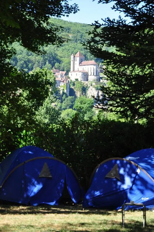 Emplacement Privilège 130M² (1 Tente, Caravane Ou Camping-Car / 1 Voiture / Électricité + Eau)