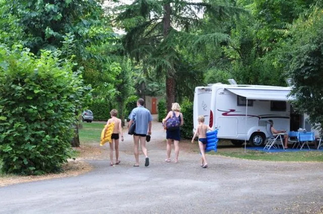 Emplacement Privilège 130M² (1 Tente, Caravane Ou Camping-Car / 1 Voiture / Électricité + Eau)