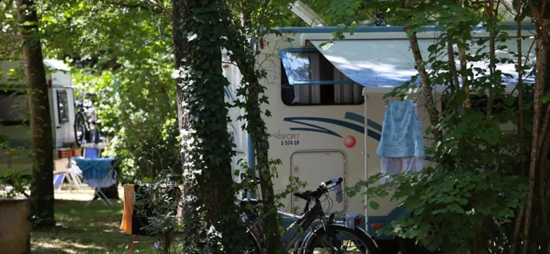 Emplacement Privilège 130M² (1 Tente, Caravane Ou Camping-Car / 1 Voiture / Électricité + Eau)