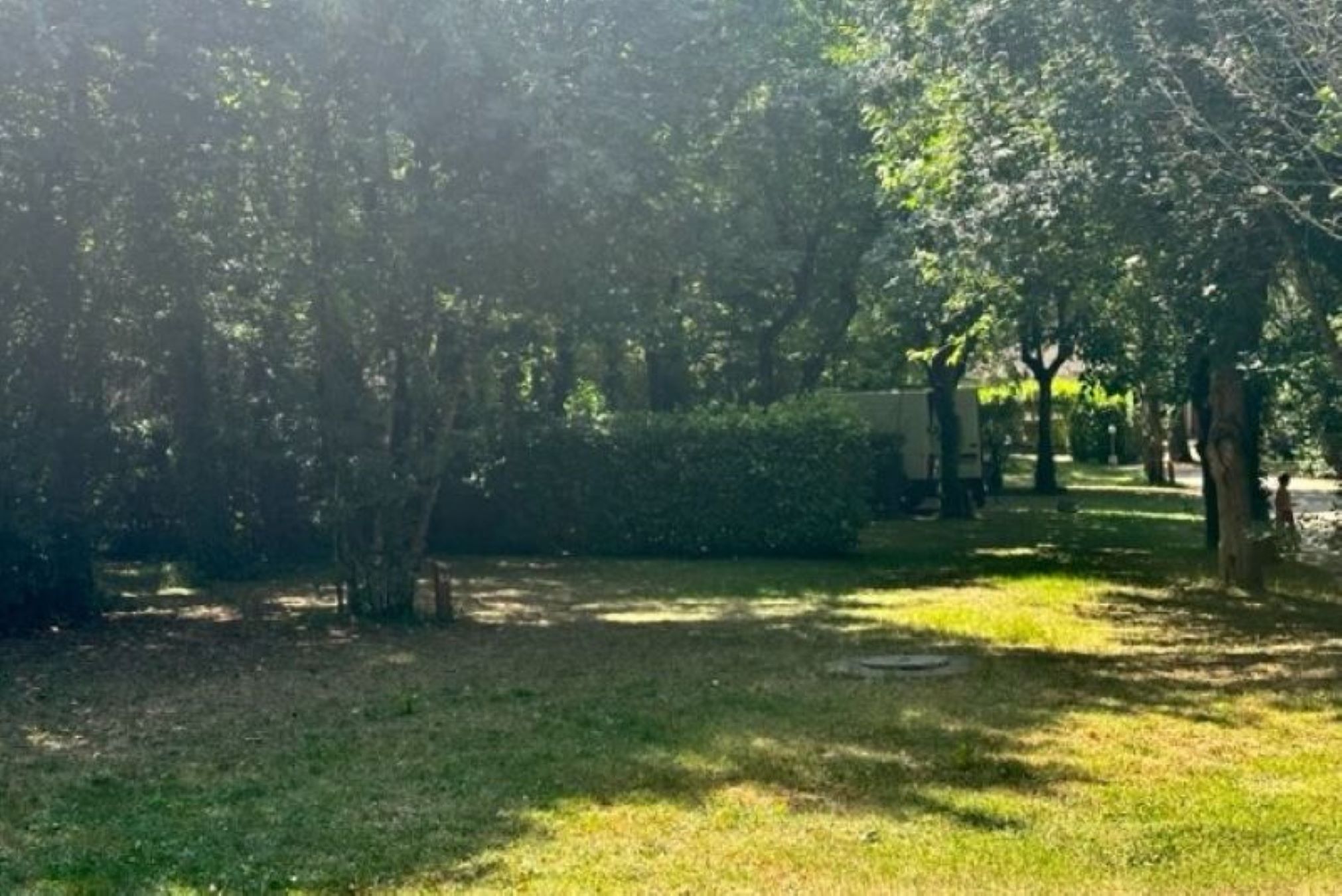 Emplacement Privilège 130m² (1 tente, caravane ou camping-car / 1 voiture / électricité + eau)