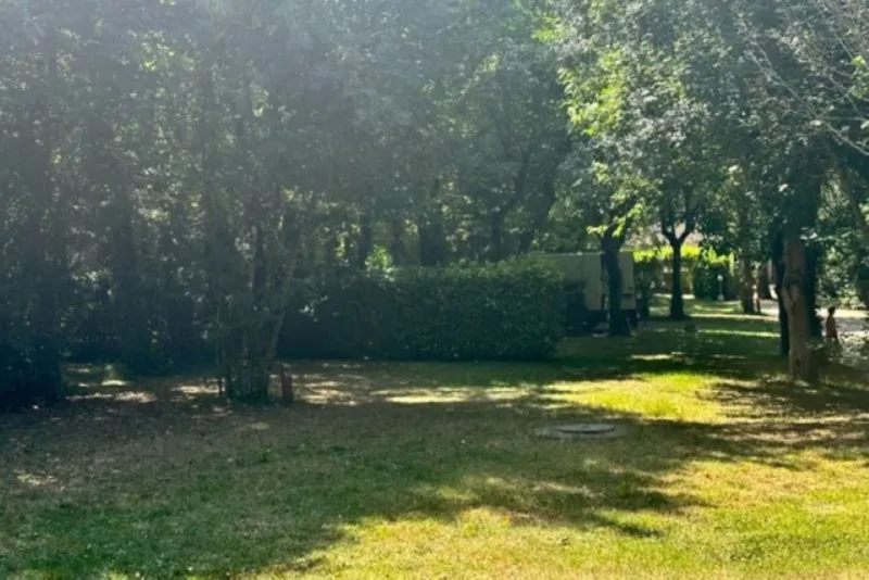 Emplacement Privilège 130M² (1 Tente, Caravane Ou Camping-Car / 1 Voiture / Électricité + Eau)