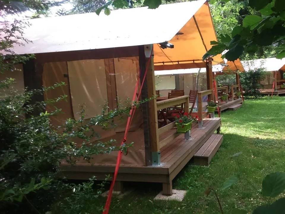 Location - Tente Eden Standard 30M² 2 Chambres - Sans Sanitaires + Vue Sur Le Lot + Terrasse Couverte 11.5M² - Flower Camping LA PLAGE à St Cirq Lapopie