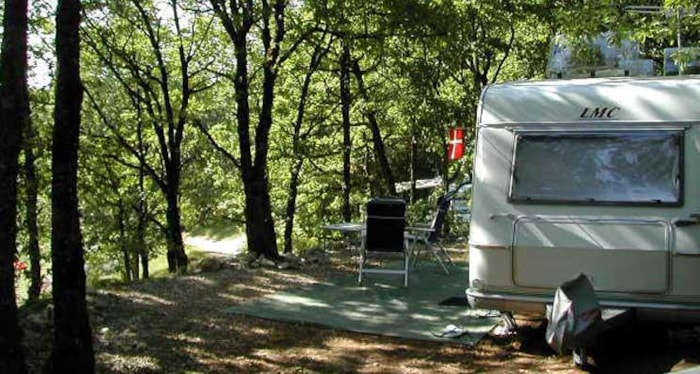 Emplacement (80 À 100 M2) 2 Adultes + Frigo + Électricité. Minimum 7 Nuits.  Jusqu'à 5 Pers