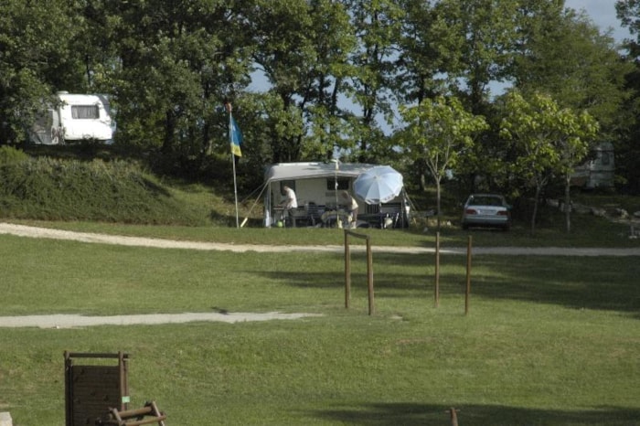 Forfait Hors Saison 6/04 Au 30/06 Et 01/09 Au 30/09 Emplacement Camping + Électricité Incluant 2 Personnes