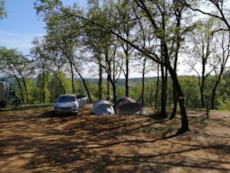 Emplacement - Emplacement (80 À 100 M2) 2 Adultes + Frigo + Électricité. Minimum 7 Nuits.  Jusqu'à 5 Pers - Camping LA TRUFFIERE à Saint Cirq Lapopie