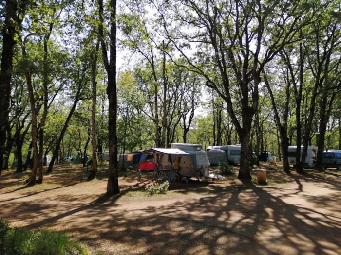 Emplacement (80 À 100 M2) 2 Adultes + Frigo + Électricité. Minimum 7 Nuits.  Jusqu'à 5 Pers