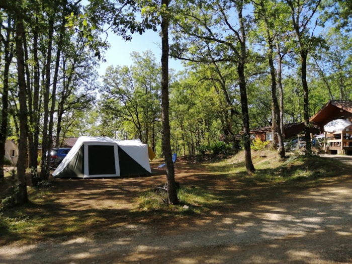 Emplacement (80 À 100 M2) 2 Adultes + Frigo + Électricité. Minimum 7 Nuits.  Jusqu'à 5 Pers