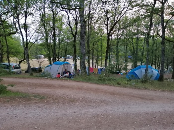 Emplacement (80 À 100 M2) 2 Adultes + Frigo + Électricité. Minimum 7 Nuits.  Jusqu'à 5 Pers