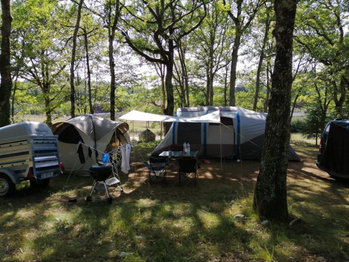 Tres Grand Emplacement+150 M2 Tarif Incluant 2 Adultes+Frigo+Électricité. Capacité Jusqu'à 10 Pers