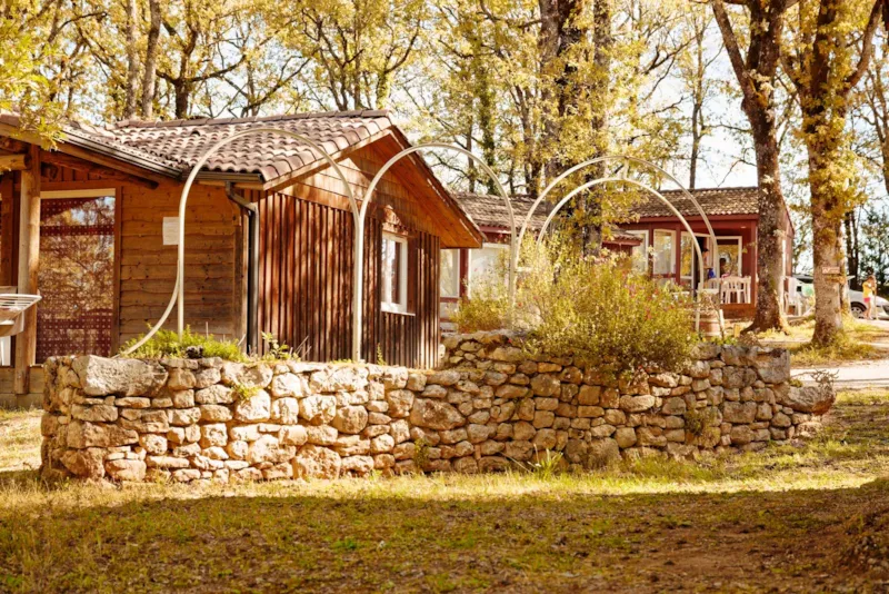 Chalet Ombrage Avec Terrase Couverte  Vue Sur Les Piscines Et Les Jeux