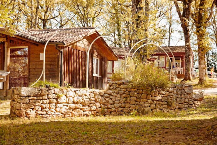 Chalet Ombrage Avec Terrase Couverte  Vue Sur Les Piscines Et Les Jeux