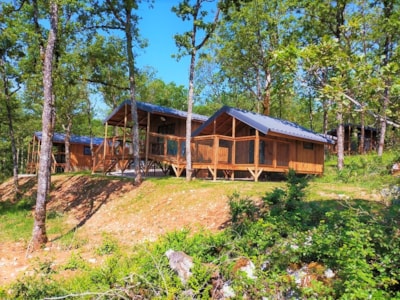 2 CABINS ON PILTOTIS LINKED BY A PANORAMIC VIEW WALKWAY (1 cabin for 5 and a cabin for 2 connected b