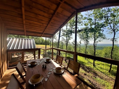 2 CABINS ON PILTOTIS LINKED BY A PANORAMIC VIEW WALKWAY (1 cabin for 5 and a cabin for 2 connected b