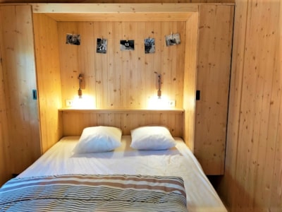 2 CABINS ON PILTOTIS LINKED BY A PANORAMIC VIEW WALKWAY (1 cabin for 5 and a cabin for 2 connected b
