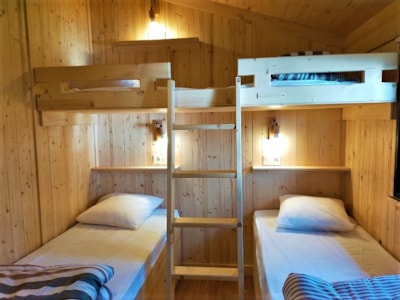 2 CABINS ON PILTOTIS LINKED BY A PANORAMIC VIEW WALKWAY (1 cabin for 5 and a cabin for 2 connected b