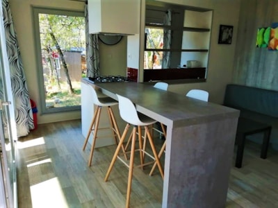 Panoramic chalet, with large bay windows and a view of an ocean of greenery.