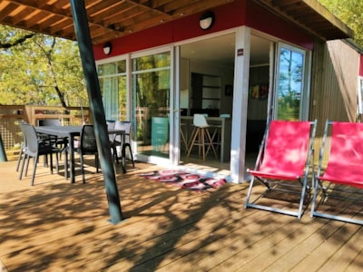 Panoramic chalet, with large bay windows and a view of an ocean of greenery.